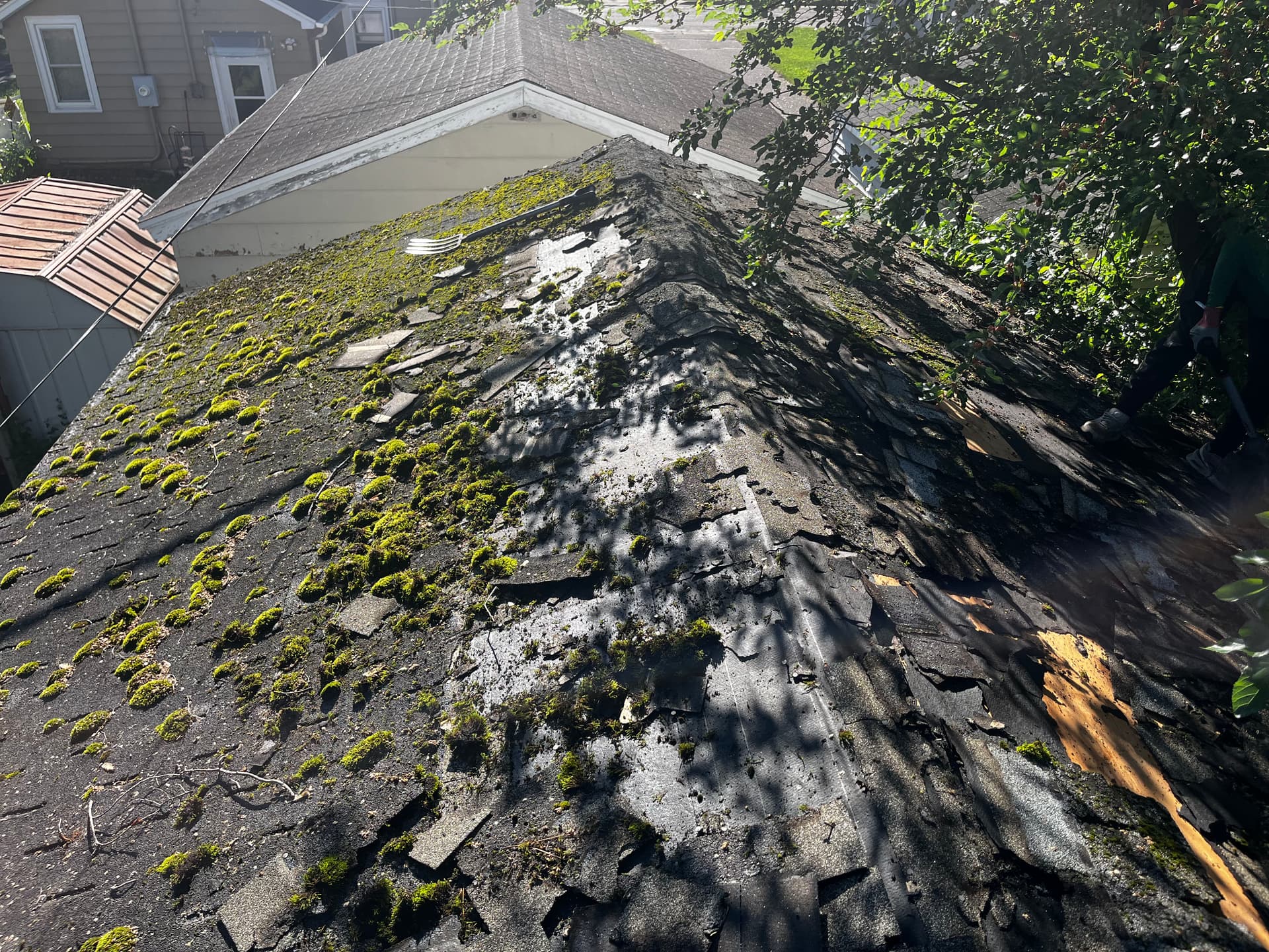 Moss-Covered Garage Roof Gets a Full Replacement with CertainTeed NorthGate image